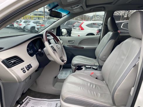 Used 2012 Toyota Sienna Limited w/ Premium Pkg image 9