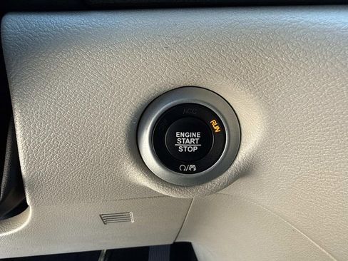 Used 2023 Chrysler Pacifica Touring-L FWD image 37