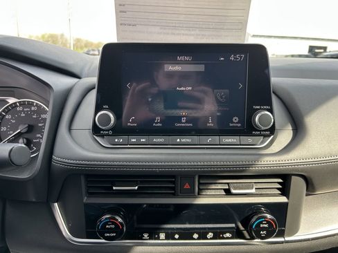 Used 2025 Nissan Rogue SV image 9