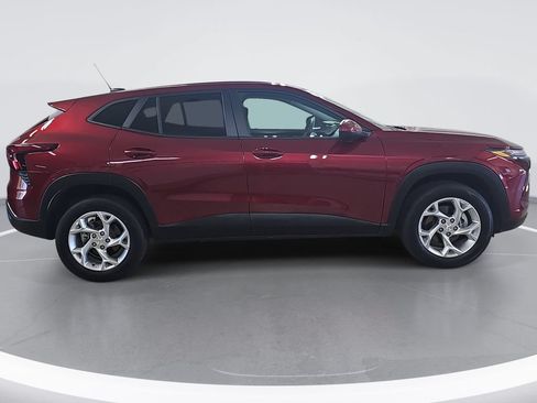Used 2024 Chevrolet Trax LS w/ LS Convenience Package FWD image 2