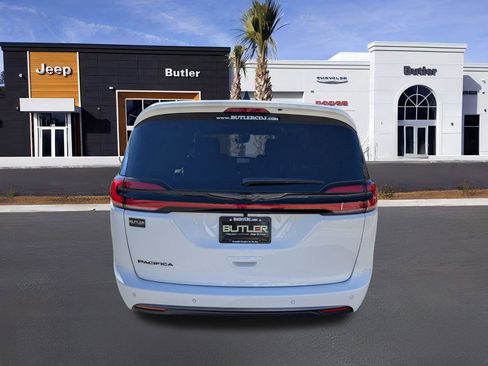 New 2026 Chrysler Pacifica Select image 5
