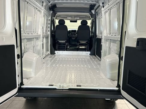 Used 2025 RAM ProMaster 2500 w/ Convenience Group FWD image 4