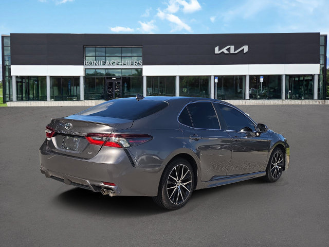 Used 2021 Toyota Camry SE FWD image 3