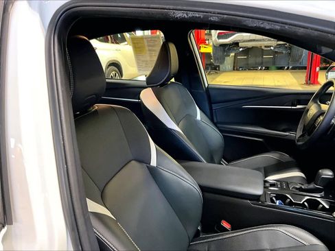 Used 2025 Toyota Camry SE image 11