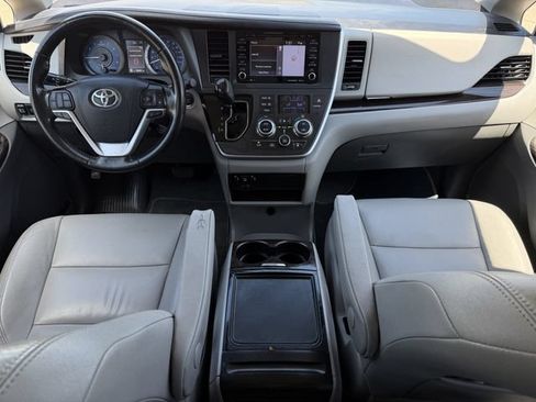 Used 2020 Toyota Sienna XLE w/ XLE Navigation Package FWD image 10