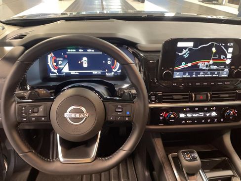 Used 2025 Nissan Pathfinder Platinum image 10