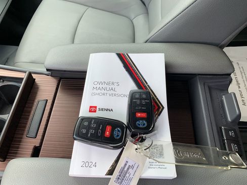 Used 2024 Toyota Sienna XLE w/ XLE Plus Package AWD/4WD image 9