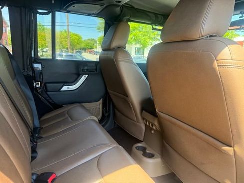 Used 2016 Jeep Wrangler Unlimited Sahara w/ Connectivity Group AWD/4WD image 23