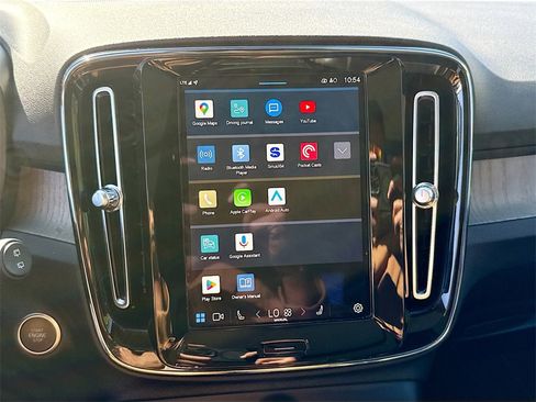 Used 2023 Volvo XC40 B5 Plus image 16