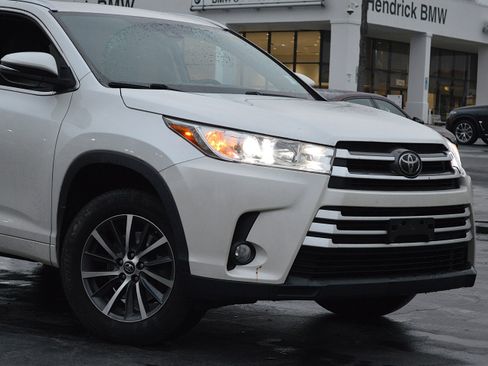 Used 2018 Toyota Highlander XLE image 2