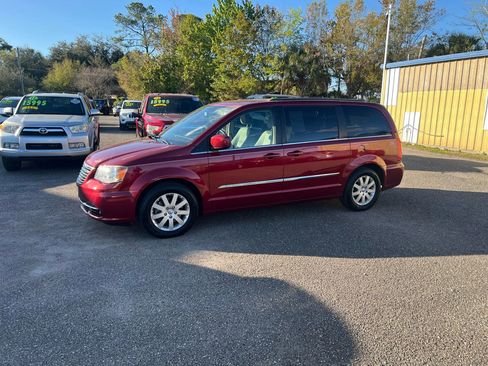 Used 2016 Chrysler Town & Country Touring FWD image 2