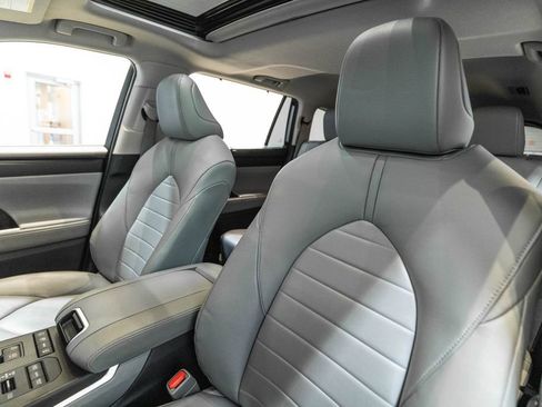 Used 2020 Toyota Highlander XLE AWD/4WD image 6