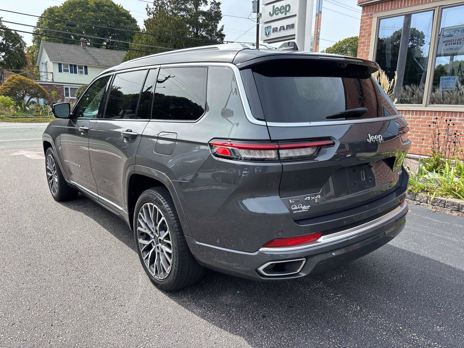 Used 2023 Jeep Grand Cherokee L Summit AWD/4WD image 4