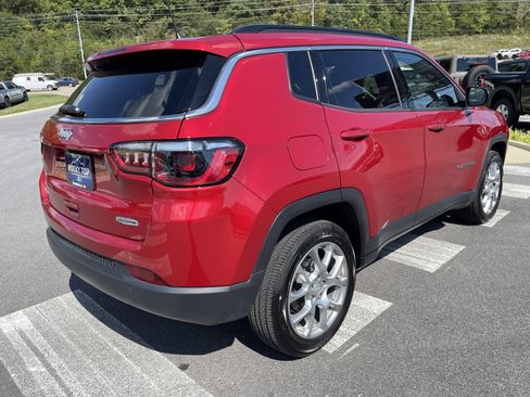 Used 2024 Jeep Compass Latitude image 5