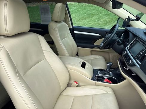 Used 2017 Toyota Highlander XLE image 13