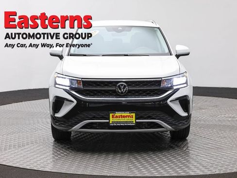Used 2024 Volkswagen Taos SE FWD image 2