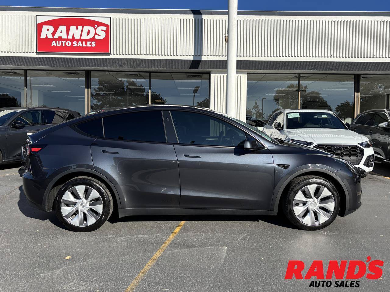 Used 2024 Tesla Model Y Long Range AWD/4WD image 1