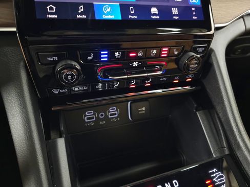 Used 2025 Jeep Grand Cherokee Summit AWD/4WD image 31