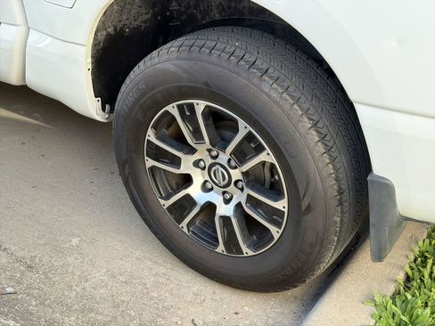 Used 2021 Nissan Titan SV image 5