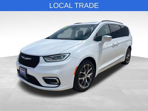 Used 2022 Chrysler Pacifica Limited w/ Uconnect Theater Family Group FWD image 1
