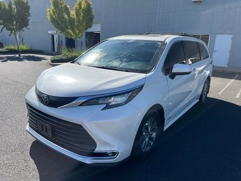 Used 2021 Toyota Sienna XLE FWD image 1