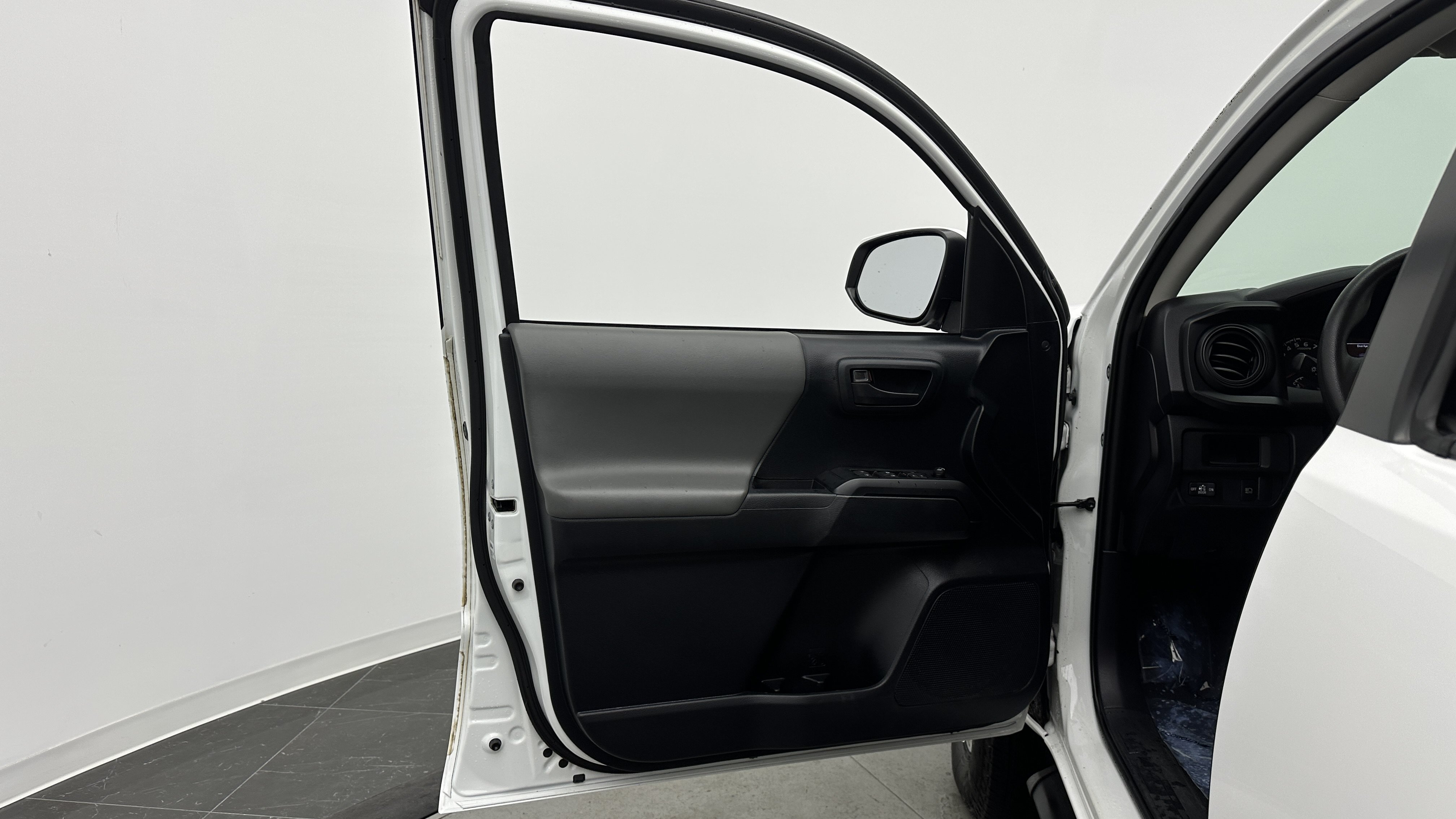 Used 2019 Toyota Tacoma SR w/ SR Convenience Package RWD image 10