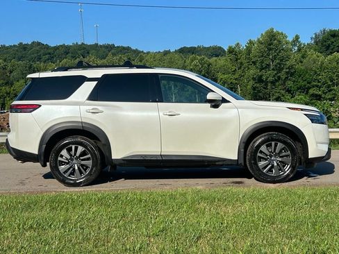 Used 2024 Nissan Pathfinder SV AWD/4WD image 3