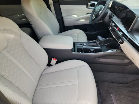 New 2025 Kia Sorento S image 6