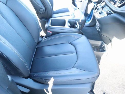 New 2026 Chrysler Pacifica Select FWD image 14