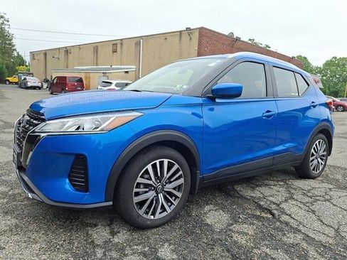 Used 2022 Nissan Kicks SV image 3