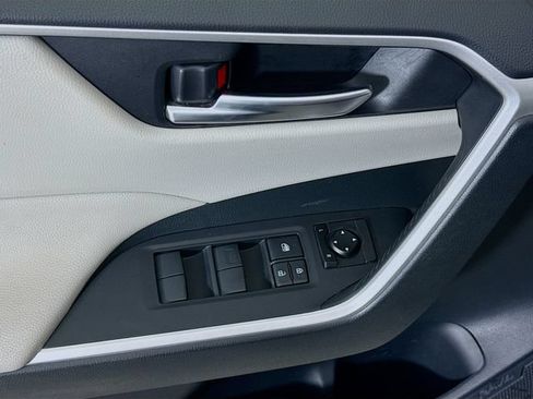 Used 2019 Toyota RAV4 XLE AWD/4WD image 17