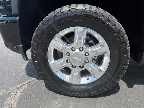 Used 2022 Chevrolet Silverado 2500 Custom w/ Custom Value Package AWD/4WD image 17