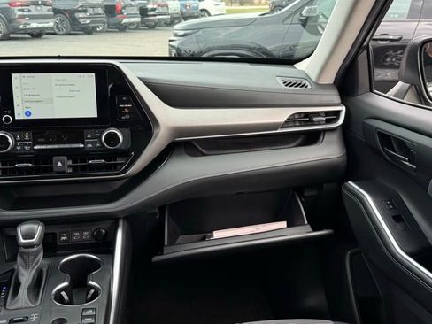 Used 2024 Toyota Highlander LE image 33