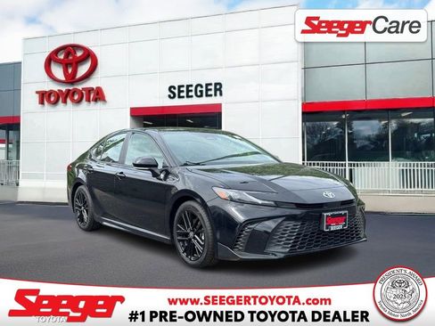Used 2025 Toyota Camry SE FWD image 1