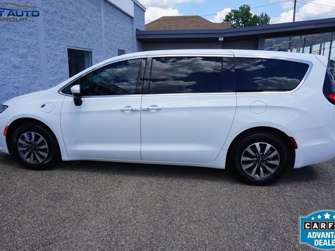 Used 2023 Chrysler Pacifica Touring-L FWD image 13