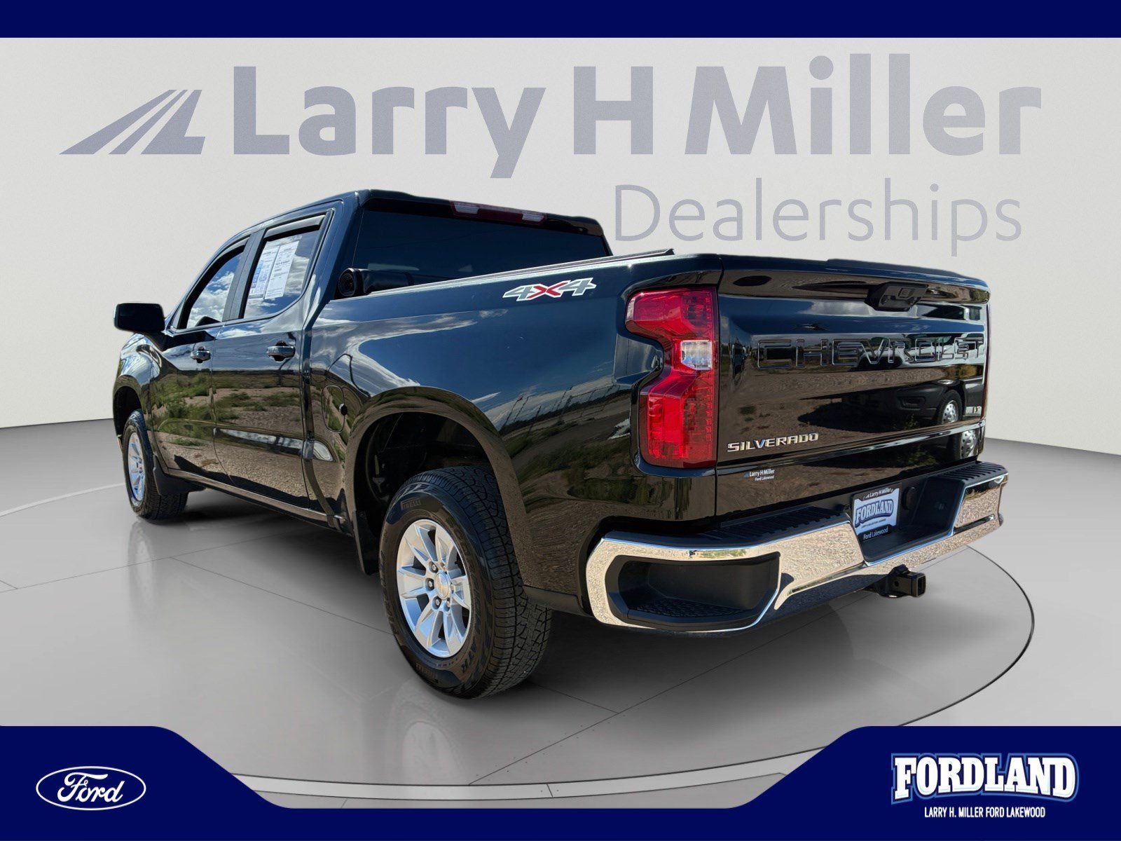 Used 2024 Chevrolet Silverado 1500 LT AWD/4WD image 3