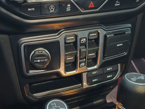 Used 2022 Jeep Wrangler Unlimited Sahara image 32