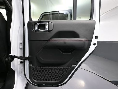 Used 2022 Jeep Wrangler Unlimited Rubicon w/ Cold Weather Group AWD/4WD image 39