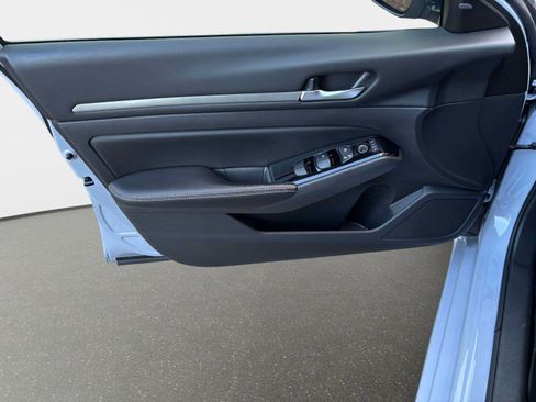 Used 2024 Nissan Altima 2.5 SR w/ SR Premium Package image 16