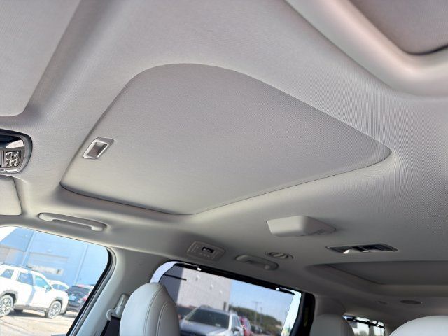 New 2027 Kia Carnival SX w/ Dark Edition Package FWD image 16
