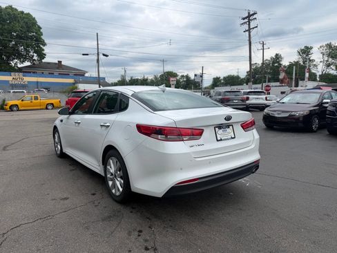 Used 2018 Kia Optima LX w/ 17" Alloy Wheels Package FWD image 6