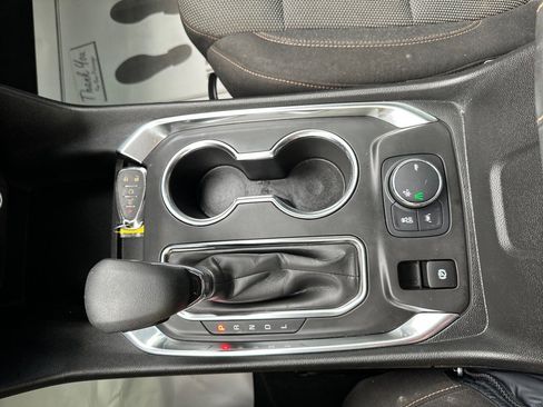 Used 2021 Chevrolet Traverse LT image 18