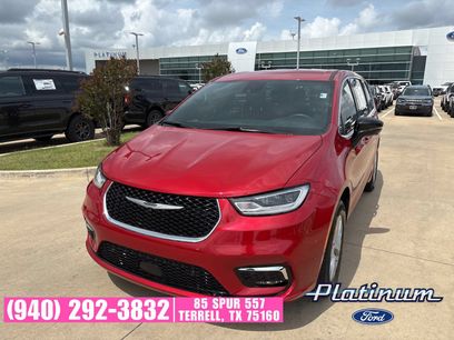 Used 2025 Chrysler Pacifica Select