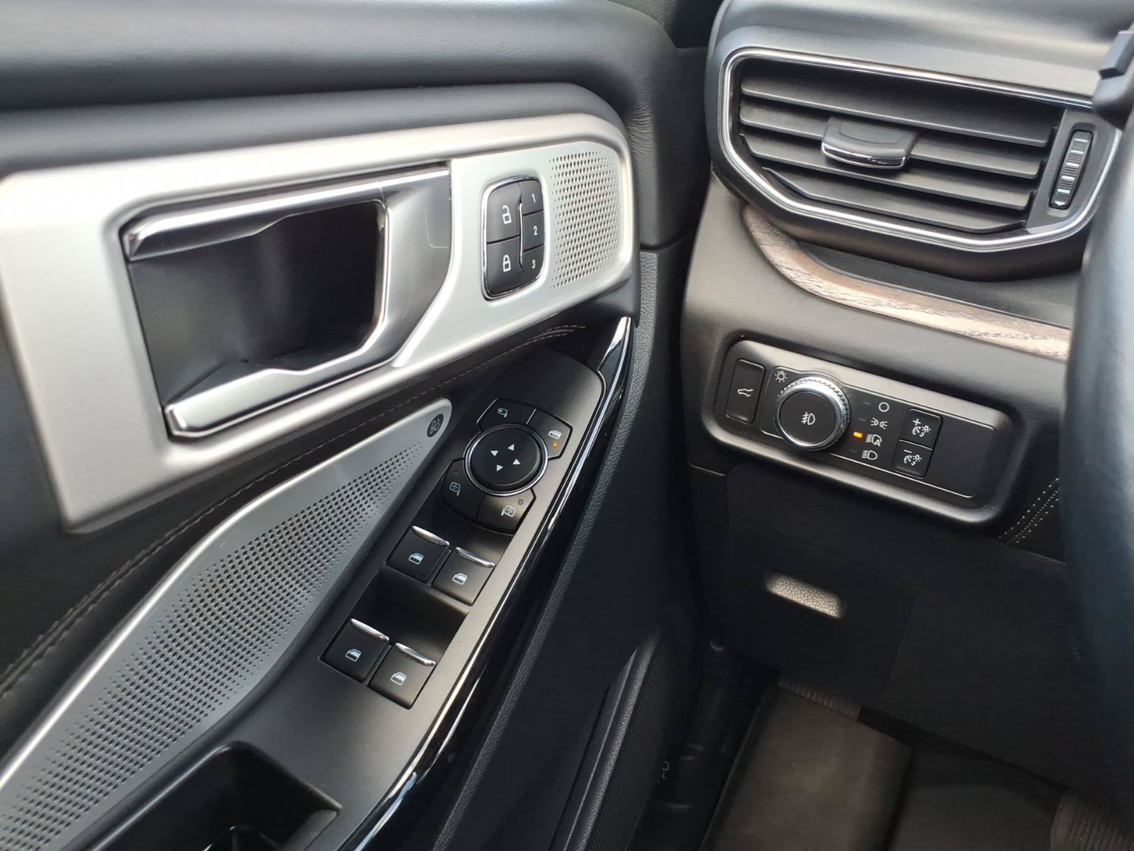 Used 2021 Ford Explorer Platinum w/ Equipment Group 601A AWD/4WD image 22