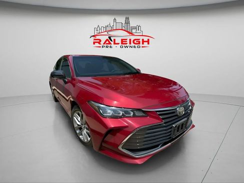 Used 2019 Toyota Avalon XLE w/ Moonroof Package image 10