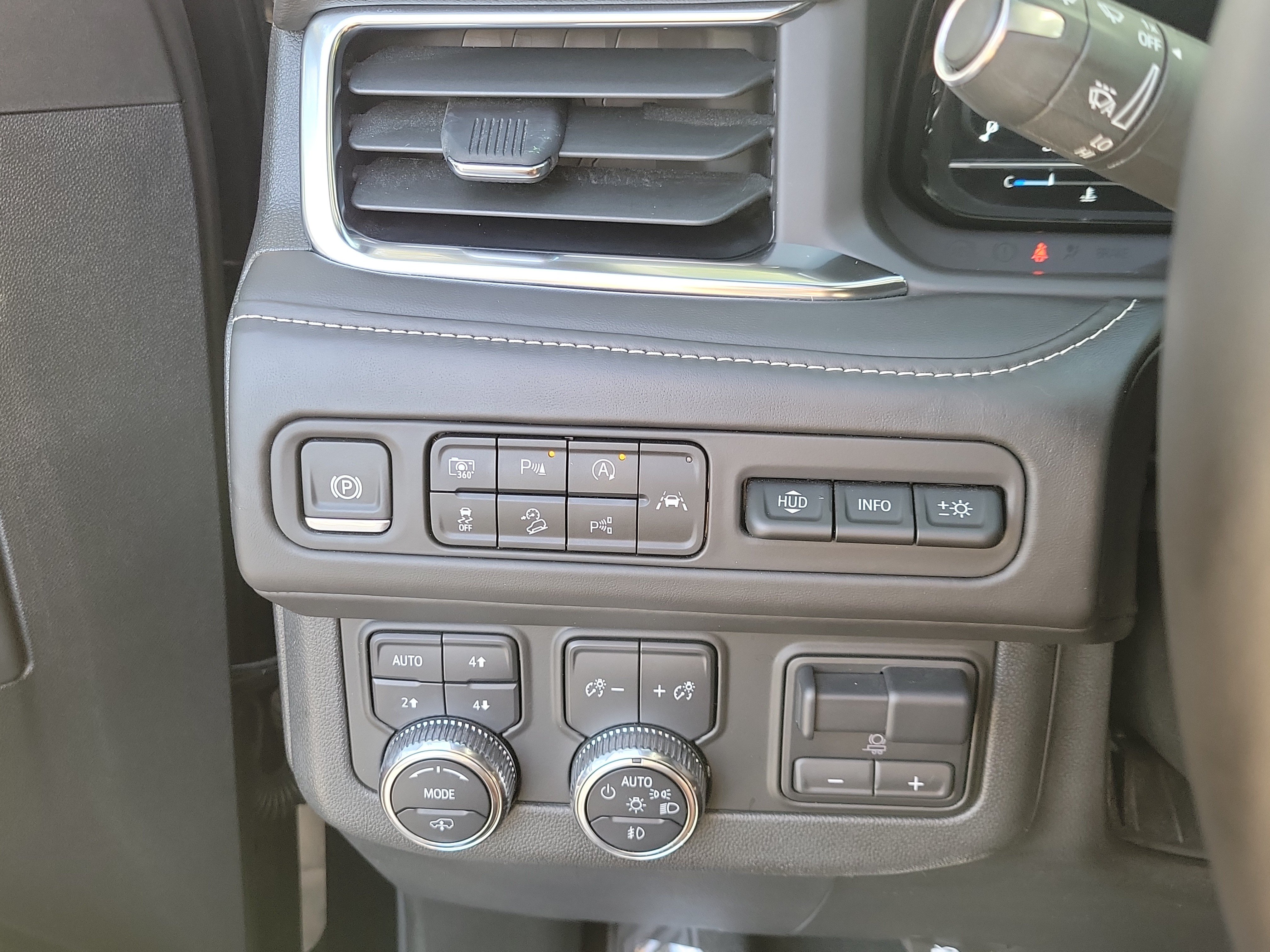Used 2024 GMC Yukon Denali Ultimate AWD/4WD image 18