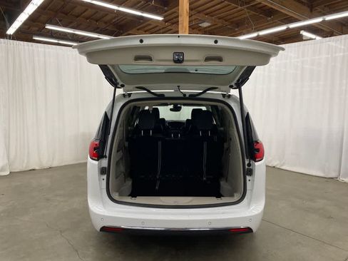Used 2024 Chrysler Pacifica Touring-L FWD image 29