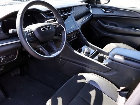 Used 2024 Jeep Grand Cherokee Altitude RWD image 3