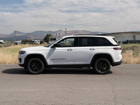 Used 2024 Jeep Grand Cherokee Altitude AWD/4WD image 2