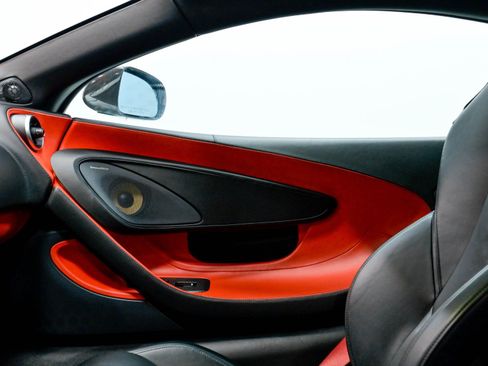 Used 2019 McLaren 600LT RWD image 10
